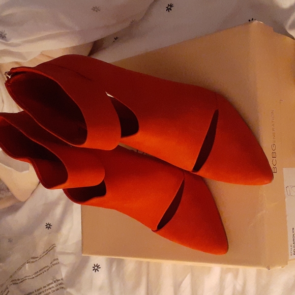 Clothes/shoes - Picture 2 of 3